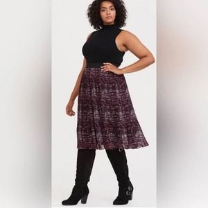 Torrid Midi Chiffon Pleated Skirt Women's Size 0 Maroon Black Snake Print